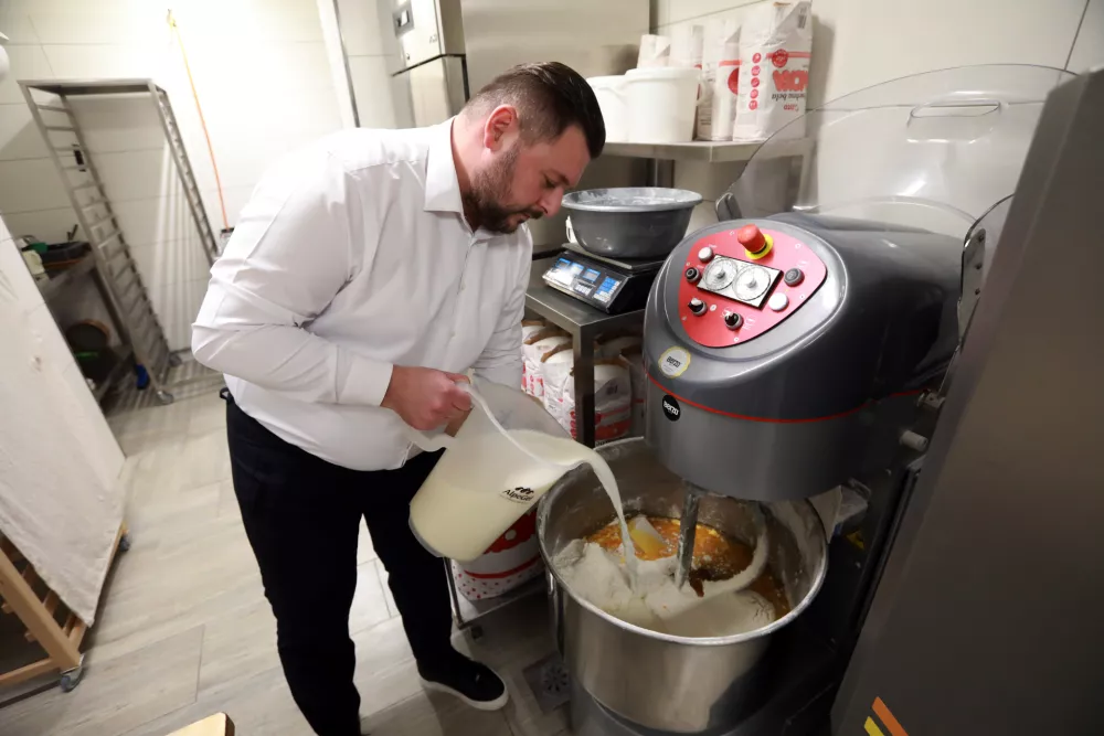 Na vrhni&scaron;kem klancu so najbolj&scaron;i krofi, ljudje čakajo tudi po dve uri