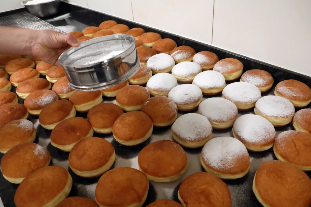 Na vrhni&scaron;kem klancu so najbolj&scaron;i krofi, ljudje čakajo tudi po dve uri