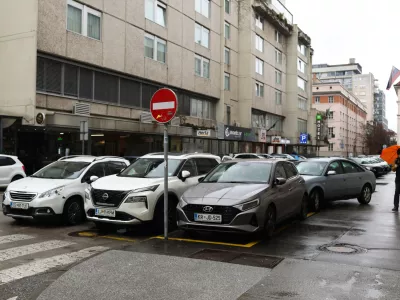 Kolesarjem prijazna Ljubljana? Le do prvega parkiranega avtomobila