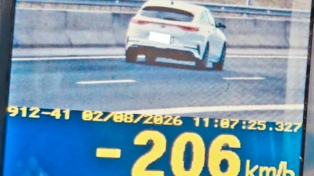 Voznik, ki je na avtocesti vozil s hitrostjo 206 kilometrov na uro, je prejel 9 kazenskih točk in kazen v vi&scaron;ini 1200 evrov. 