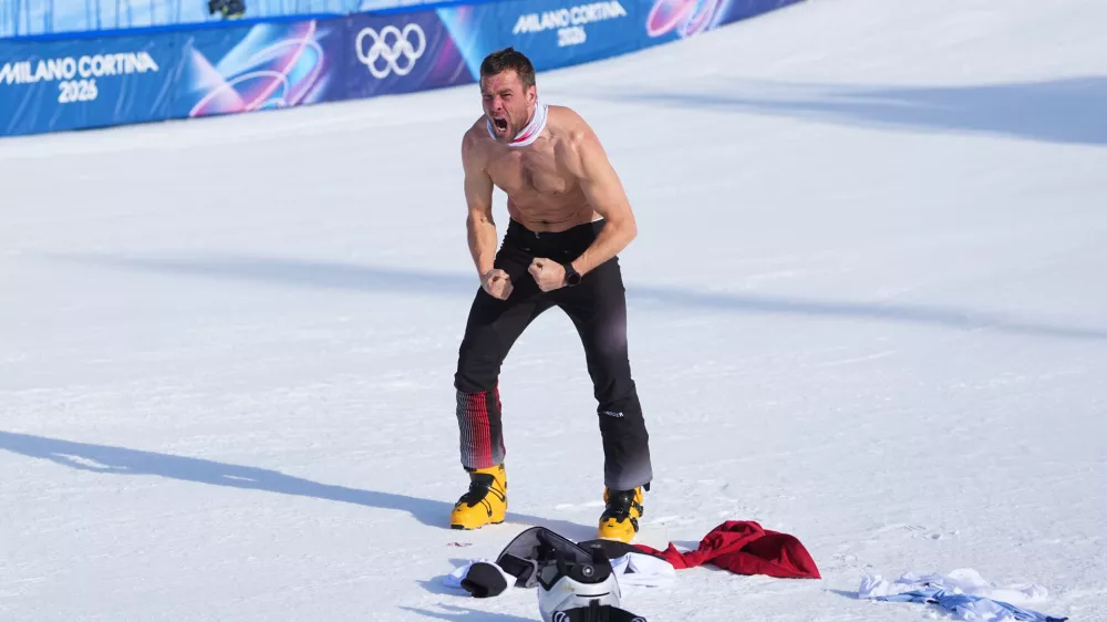 Austria's Benjamin Karl celebrates winning the gold medal in the men's snowboarding parallel giant slalom finals at the 2026 Winter Olympics, in Livigno, Italy, Sunday, Feb. 8, 2026. (AP Photo/Lindsey Wasson)