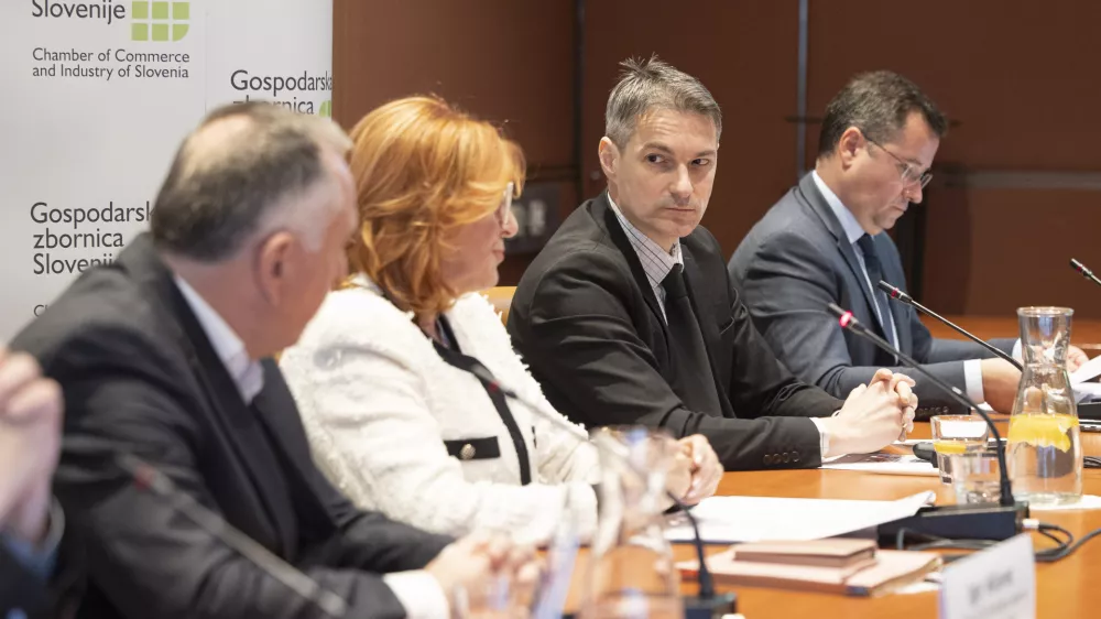 Ljubljana, Gospodarska zbornica Slovenije. Novinarska konferenca GZS o vplivu povecanja stroskov dela na konkurencnost podjetij, prizadetih panogah in pricakovanih ukrepih vlade ter odziv na izjave vlade in sindikatov o stanju v gospodarstvu.