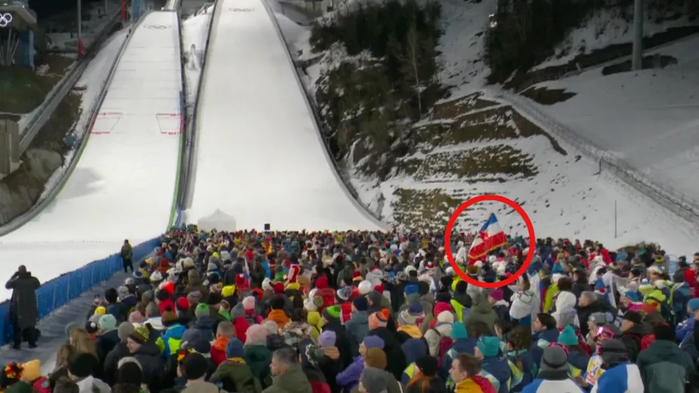 Zajem zaslona, na katerem je jasno vidna zastava, ki je plapolala najvi&scaron;e. / Foto: Zajem Zaslona/tv Slovenija