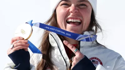Milano Cortina 2026 Olympics - Alpine Skiing - Women's Downhill Victory Ceremony - Tofane Alpine Skiing Centre, Belluno, Italy - February 08, 2026. Gold medallist Breezy Johnson of United States celebrates on the podium after winning the women's downhill REUTERS/Leonhard Foeger   TPX IMAGES OF THE DAY / Foto: Leonhard Foeger