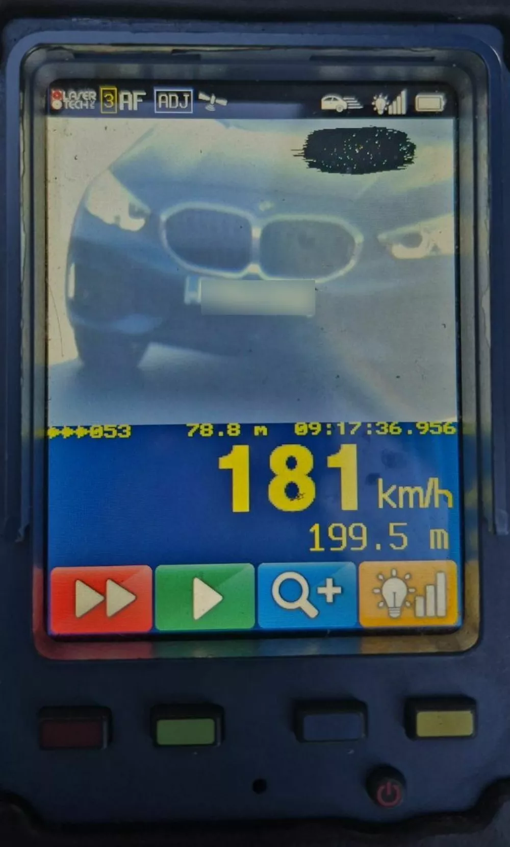 Voznik začetnik je divjal po avtocesti. 