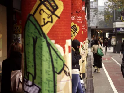 - simbolična fotografija - Knjigarna Konzorcij - Mladinska knjiga - 27. prodajna razstava tujih knjig Frankfurt po Frankfurtu 2012 - telekomunikacije - telefoniranje//FOTO: Bojan Velikonja