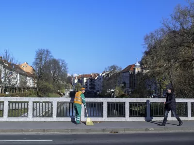 &Scaron;entjakobski most - komunalni delavec - či&scaron;čenje javnih povr&scaron;in, smetar, Javno podjetje Snaga - minimalna plača, stres, luknja     //FOTO: Jaka Gasar / Foto: Jaka Gasar