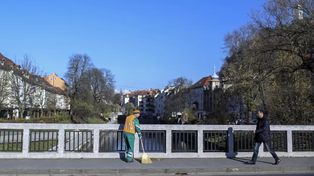 &Scaron;entjakobski most - komunalni delavec - či&scaron;čenje javnih povr&scaron;in, smetar, Javno podjetje Snaga - minimalna plača, stres, luknja     //FOTO: Jaka Gasar / Foto: Jaka Gasar