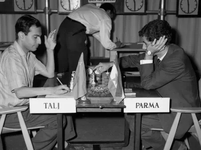  &Scaron;ahovski velemojster Mihailom Taljem in Bruno Parma med igro. Bled, 1961. Foto: Svetozar Busić, hrani: MNSZS.