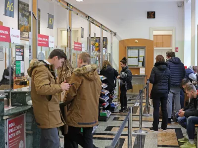 - Po&scaron;ta 1101 Ljubljana &ndash; "Čopova", Slovenska cesta 32. - 11.11.2019 - Po&scaron;ta Slovenije - stavka v po&scaron;tno-logističnih centrih - po&scaron;tni delavci so opolnoči začeli stavko - Sindikat po&scaron;tnih delavcev in vodstvo Po&scaron;te Slovenije namreč nista dosegla dogovora glede zahteve sindikata za zvi&scaron;anje plač. //FOTO: Bojan Velikonja