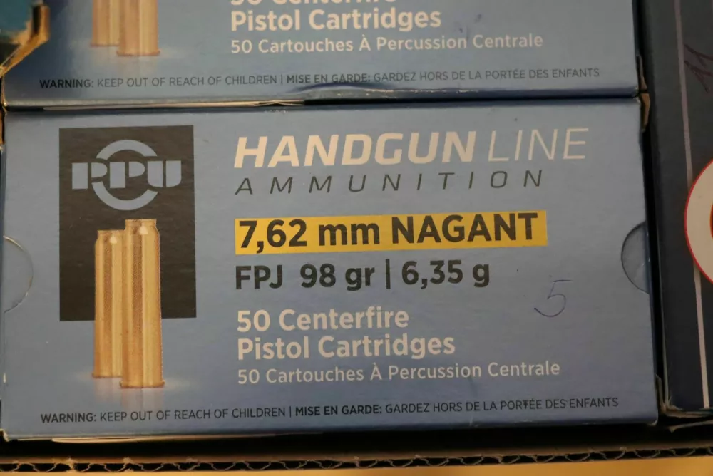 Mo&scaron;kemu, osumljenemu, da je med novoletnim slavjem z nabojem zadel sova&scaron;čanko, so zasegli več kosov orožja in streliva. 