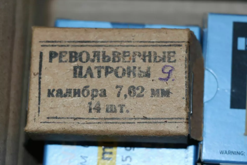 Mo&scaron;kemu, osumljenemu, da je med novoletnim slavjem z nabojem zadel sova&scaron;čanko, so zasegli več kosov orožja in streliva. 