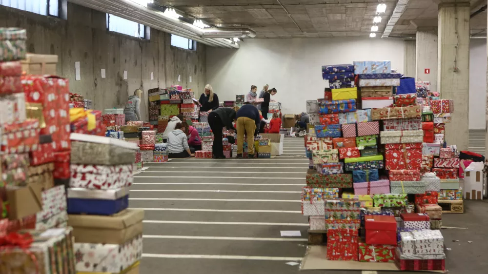 - 09.12.2017 - Udarni&scaron;ka akcija v Božičkovi tovarni BTC - Dobrodelna akcija Božiček za en dan - darila za otroke iz socialno ogroženih družin, ki so se zna&scaron;li na seznamu akcije in katerim so se dobri ljudje po vsej državi odločili polep&scaron;ati praznični čas ob koncu leta. - dobrodelnost &ndash; božična darila -  //FOTO: Luka Cjuha.