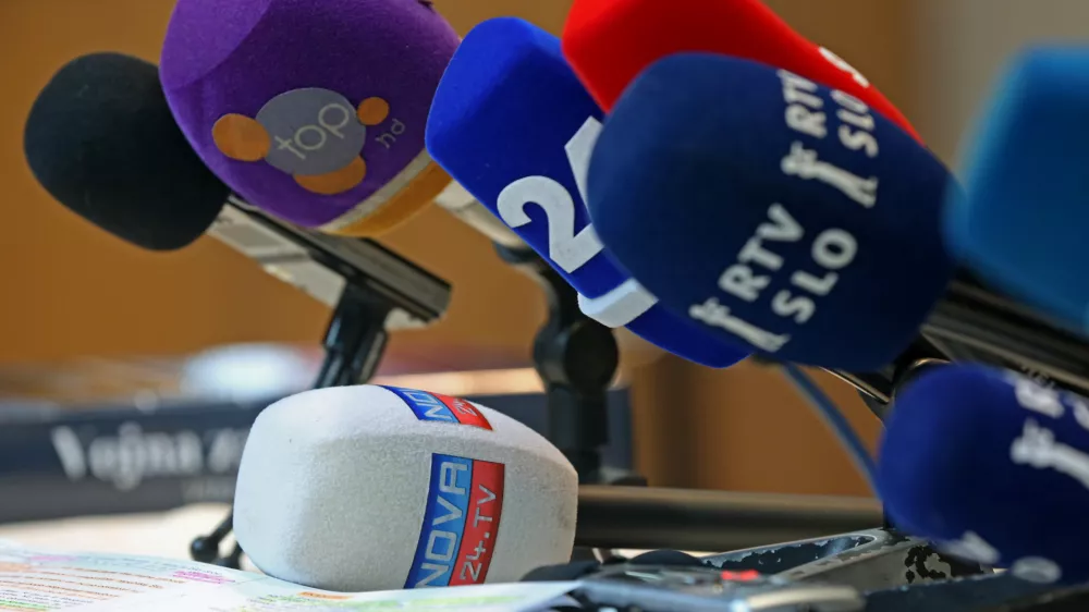 simbolična fotografija - medijska hi&scaron;a Nova 24 TV, 24 UR POP - RTV - - mikrofon - mediji -//FOTO: Tomaž Skale