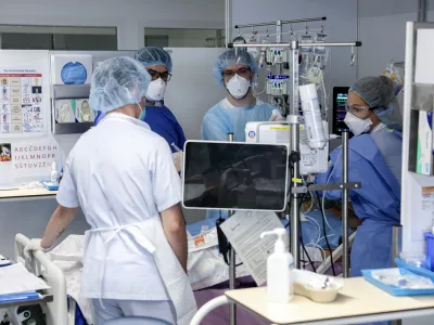 - simbolična fotografija - zdravstvo, zdravnik, medicinska sestra, medicinsko osebje, pacient, bolnica, bolni&scaron;nica- 12.03.2025 - ministrica za zdravje Valentina Prevolnik Rupel si je na delovnem obisku v Univerzitetnem kliničnem centru (UKC) ogledala tekoče investicije//FOTO: Jaka Gasar / Foto: Jaka Gasar