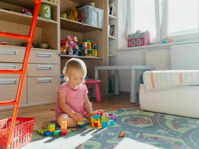Cute little girl playing with colorful blocks at children's room. Happy childhood. Toddler plays on the floor surrounded by toys. Cute little child play spending time playing at home / Foto: Nataliaderiabina