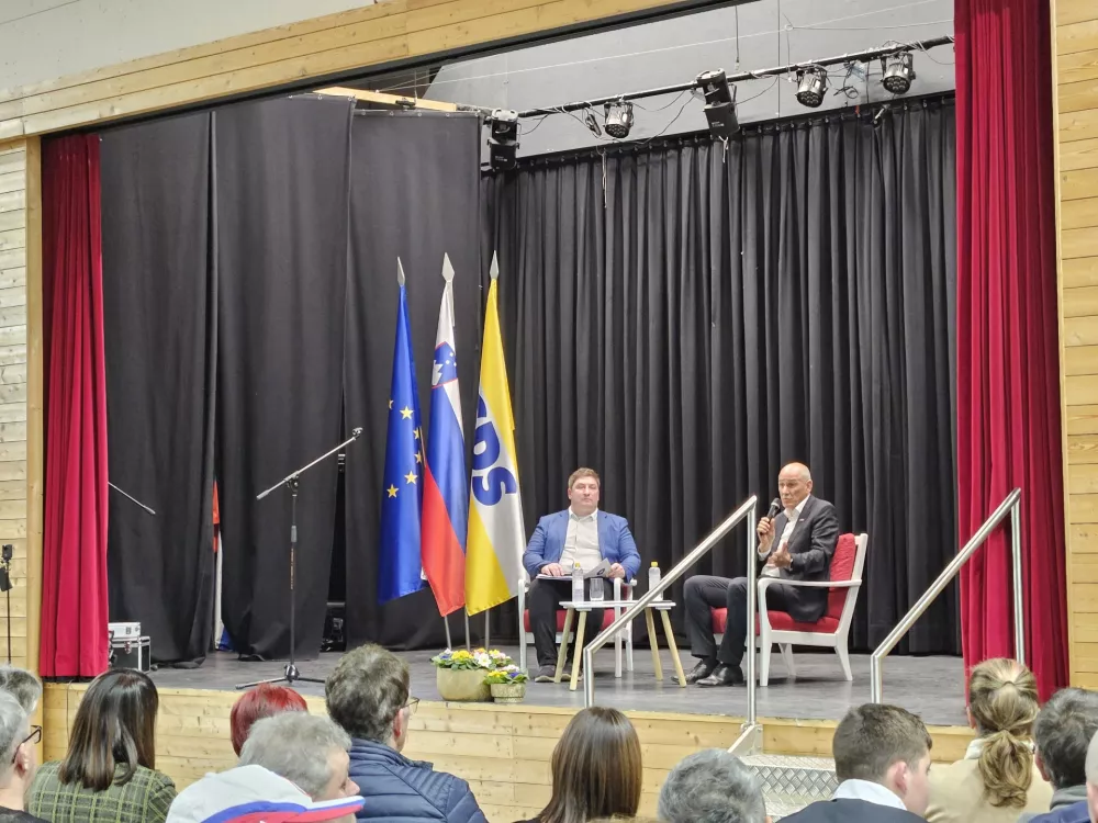 Kotlje, vecnamenska dvorana.Pogovorni vecer stranke SDS, imenovan Koalicija z volivci za ustavno vecino razuma, na kateri je sodeloval predsednik SDS Janez Jansa.Kandidat za poslanca SDS v Meziski dolini Staso Lodrant in predsednik SDS Janez Jansa. / Foto: Vesna Pusnik Brezovnik/sta