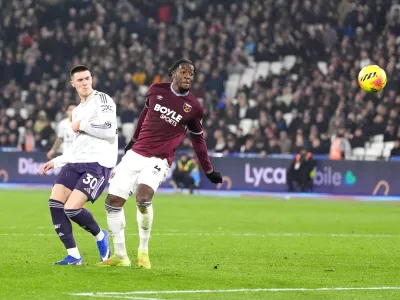 10 February 2026, United Kingdom, London: Manchester United's Benjamin Sesko (L) scores his side's first goal during the English Premier League soccer match between West Ham United and Manchester United at the London Stadium. Photo: Adam Davy/PA Wire/dpa