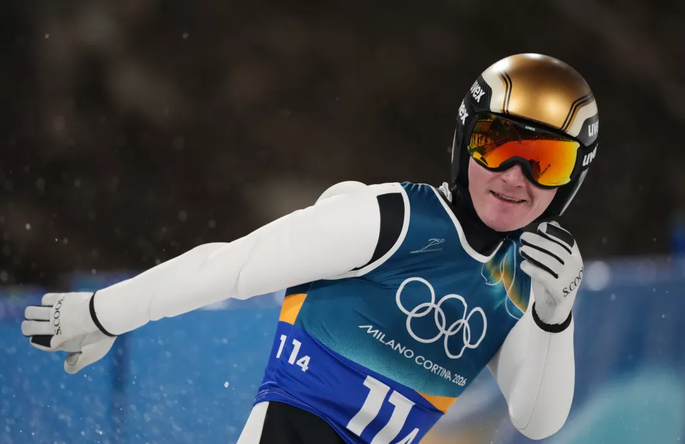 Italija, Predazzo.Zimske olimpijske igre 2026.Smucarski skoki, mesane ekipe, poskusna serija.Slovenski skakalec Domen Prevc.