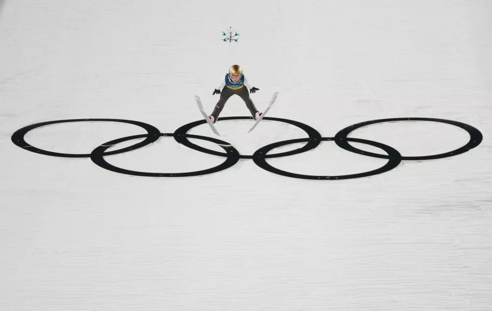 Italija, Predazzo.Zimske olimpijske igre 2026.Smucarski skoki, mesane ekipe, poskusna serija.Slovenski skakalec Nika Prevc.