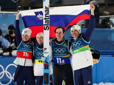 Italija, Predazzo.Zimske olimpijske igre 2026.Smucarski skoki, mesane ekipe.Olimpijski prvaki Nika Vodan, Anze Lanisek, Nika Prevc in Domen Prevc.