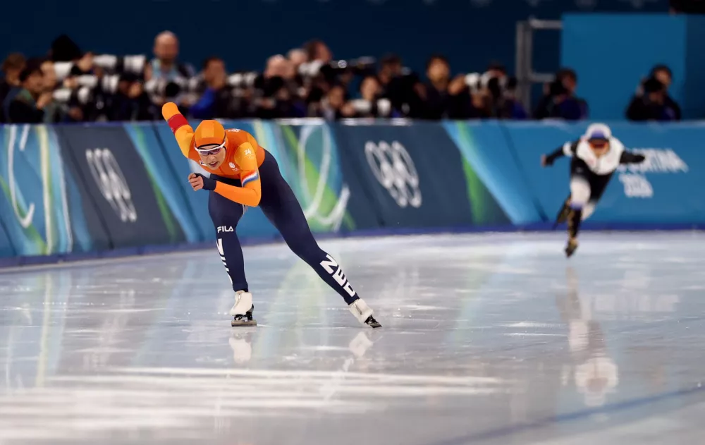 Milano Cortina 2026 Olympics - Speed Skating - Women's 1000m - Milano Speed Skating Stadium, Milan, Italy - February 09, 2026. Jutta Leerdam of Netherlands in action with Miho Takagi of Japan during women's 1000m. REUTERS/Yves Herman