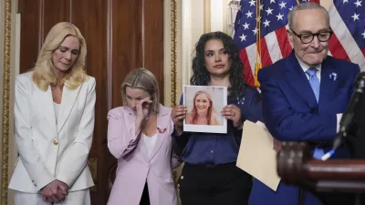 From left, Sigrid McCawley, lawyer for Epstein survivors, Danielle Bensky and Sharlene Rochard, both Epstein victims, and Senate Minority Leader Chuck Schumer, D-N.Y., gather at the Capitol in Washington, Tuesday, Feb. 10, 2026, as Schumer announces proposed legislation to eliminate the statute of limitations on sex traffickers. (AP Photo/J. Scott Applewhite) / Foto: J. Scott Applewhite