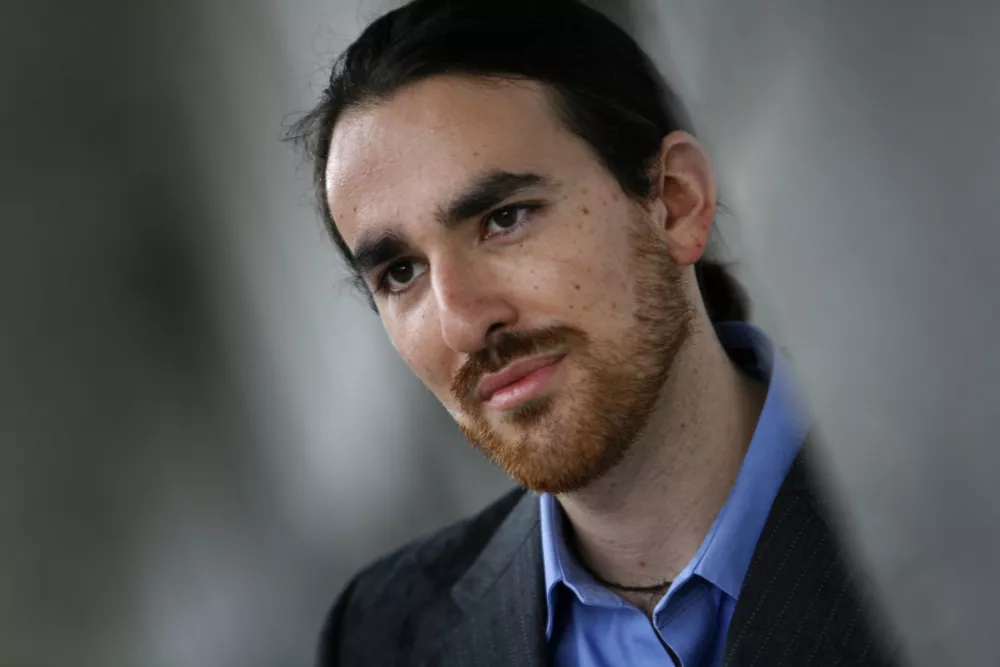 Nedovoljena raba: Kofetarica je kavo zamenjala za brzostrelko