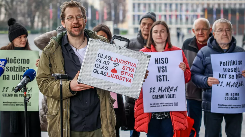 Ljubljana, Trgu republike.Novinarska konferenca ob predaji zavez politicnih strank civilni druzbi, ki jo organizira civilna iniciativa Glas ljudstva.Predstavnik iniciative Glas Ljudstva Jasa Jenull.