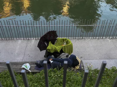 Dvojno izpodbijanje spornega člena o rubežu socialne pomoči