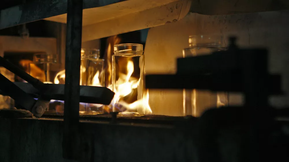 - Steklarna Hrastnik d.d., družba za proizvodnjo steklenih izdelkov- Hrastnik 2012 - industrijsko in rudarsko mesto v Zasavju - steklarstvo//FOTO: Bojan Velikonja OPOMBA: ZA OBJAVO V PRILOGI &ndash; DNEVNIKOV OBJEKTIV - REPORTAŽA 2012