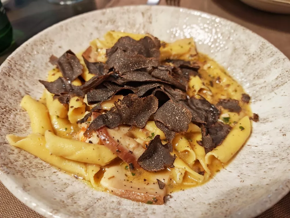 Fuži s &scaron;kampi, jurčki in črnimi tartufi, Gostilna Godina