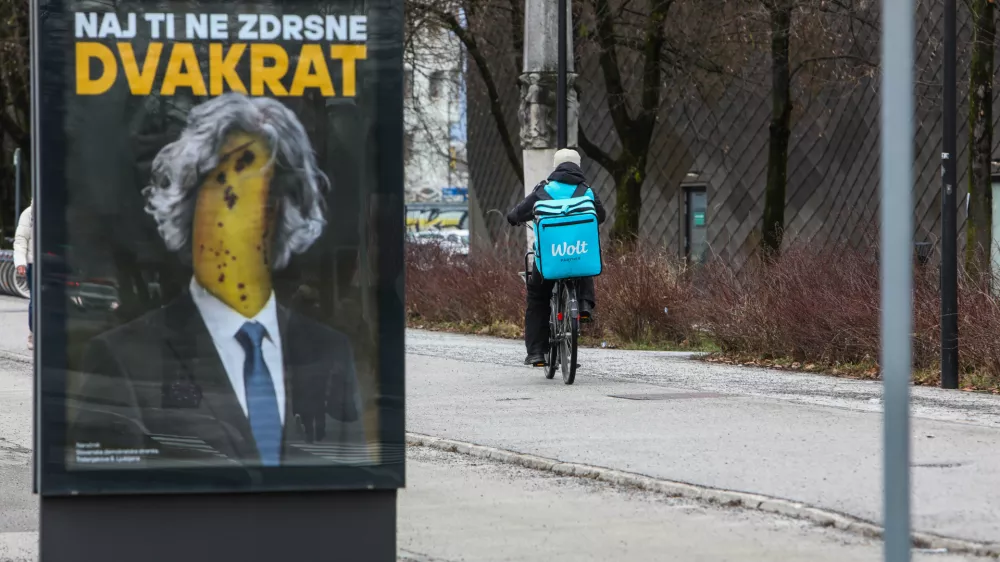 - Predvolilni plakat SDS na Celov&scaron;ki cesti v Ljubljani,- Geslo: Naj ti ne zdrsne dvakrat,- 10.02.2026. - Državnozborske volitve 2026.//FOTO: Bojan Velikonja
