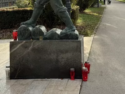 spomenik Splavarju, sveče