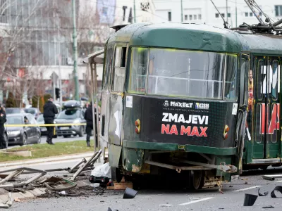 12.02.2026., Sarajevo, Bosna i Hercegovina - Na glavnoj gradskoj prometnici, u ulici Zmaja od Bosne tramvaj je iskocio iz tracnica pri cemu je ostecena i tramvajska stanica. Hitne sluzbe su na terenu, u nesreci je ozlijedjeno nekoliko osoba. Photo: Armin Durgut/PIXSELL