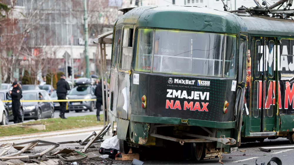 12.02.2026., Sarajevo, Bosna i Hercegovina - Na glavnoj gradskoj prometnici, u ulici Zmaja od Bosne tramvaj je iskocio iz tracnica pri cemu je ostecena i tramvajska stanica. Hitne sluzbe su na terenu, u nesreci je ozlijedjeno nekoliko osoba. Photo: Armin Durgut/PIXSELL