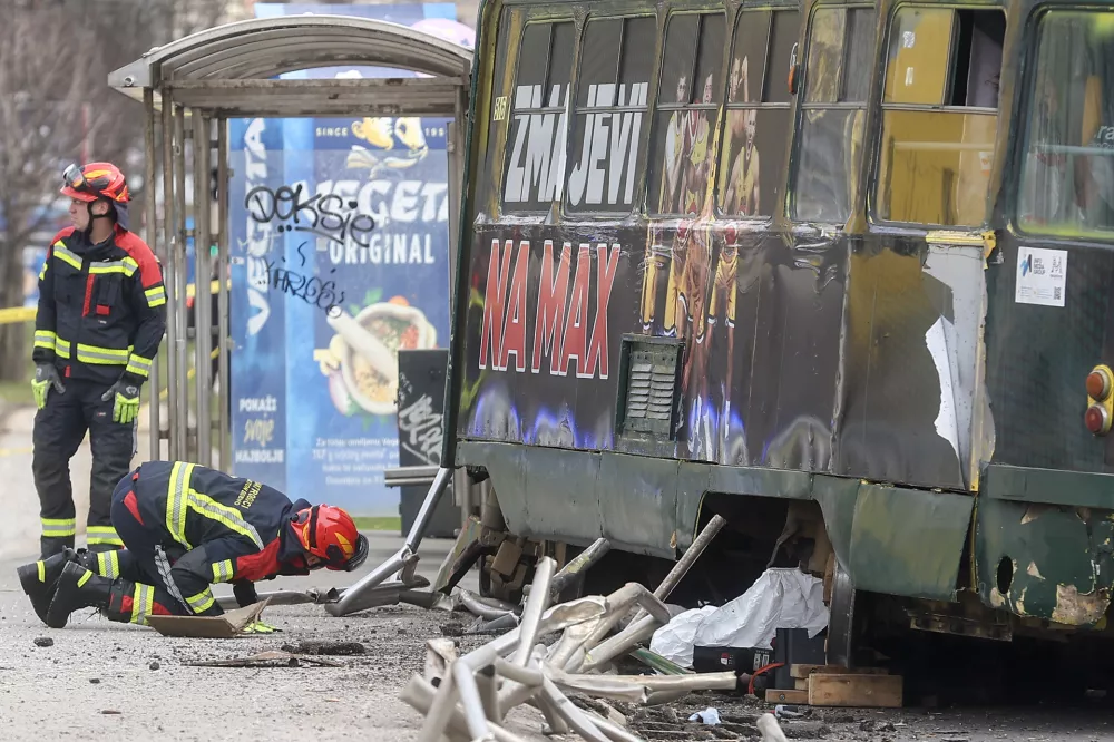 12.02.2026., Sarajevo, Bosna i Hercegovina - Na glavnoj gradskoj prometnici, u ulici Zmaja od Bosne tramvaj je iskocio iz tracnica pri cemu je ostecena i tramvajska stanica. Hitne sluzbe su na terenu, u nesreci je ozlijedjeno nekoliko osoba. Photo: Armin Durgut/PIXSELL