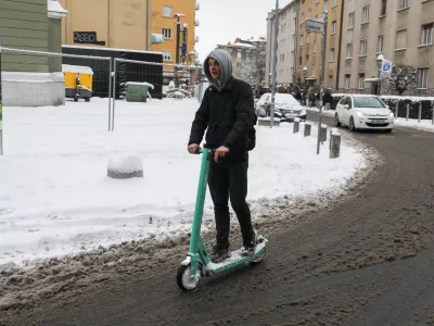 - 07.01.2026. - Reportaža o stanju v LJubljani po sneženju 6. januarja. Skiro na Erjavčevi ulici v Ljubljani. Sneg Sneženje.//FOTO: Bojan Velikonja