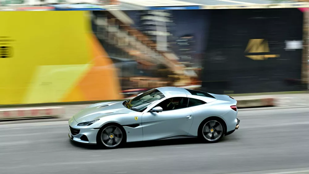 5.10.2024 Autos f?r Reiche Symbol. Luxus Ein Ferrari Portofino f?hrt durch das Frankfurter Bankenviertel. Frankfurt am Main Innenstadt Hessen Deutschland *** 5 10 2024 Cars for the rich Symbol of luxury A Ferrari Portofino drives through Frankfurts banking district Frankfurt am Main city center Hesse GermanyNo Use Switzerland. No Use Germany. No Use Japan. No Use Austria