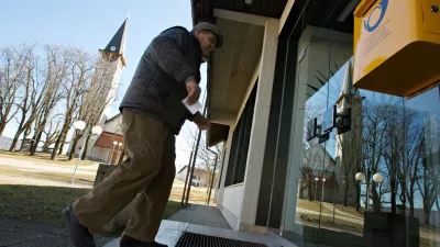 Po&scaron;ta, leva stran hi&scaron;e je bila včasih Banka, zdaj pa so vzeli tudi bankomat, reportaža Kočevska Reka, ,stavba, //FOTO: Jaka AdamičOPOMBA: ZA OBJAVO V ČASOPISU DNEVNIK / Foto: Jaka Adamič