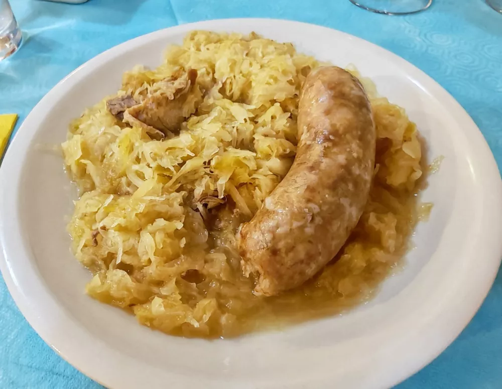 Klobasa v zelju / Foto: Miha First