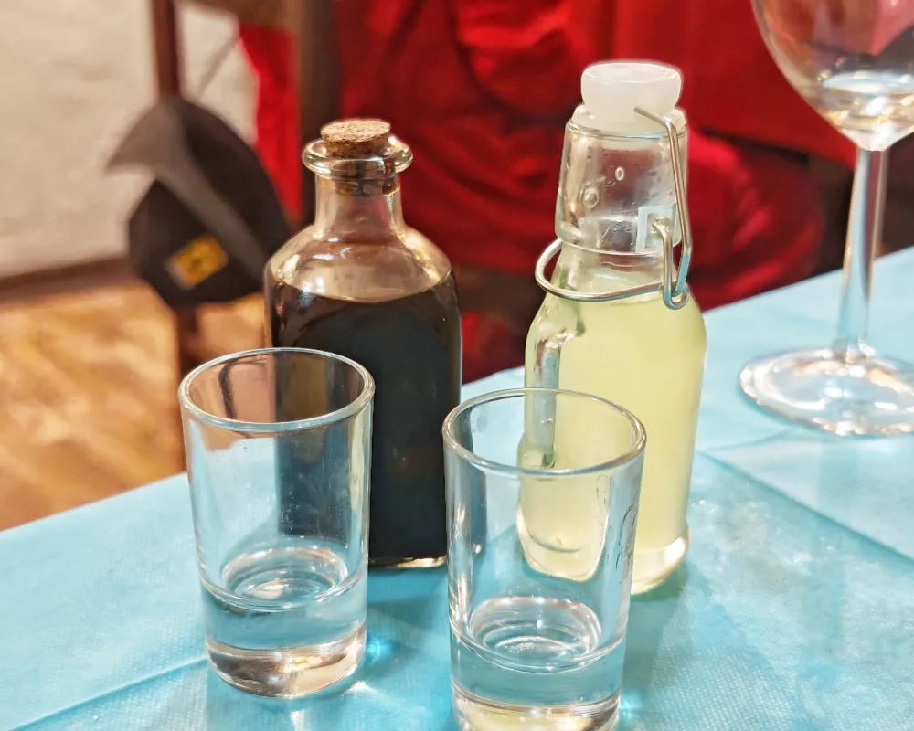 Bolj likerja kot žganice za konec - bronhi in limona. / Foto: Miha First