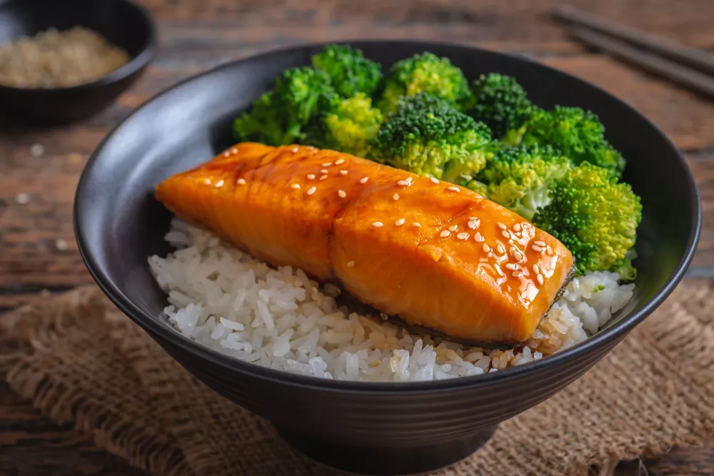 Salmon teriyaki with rice and vegetable in bowl / Foto: Amarita