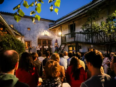 Založni&scaron;tvo kot most, hi&scaron;a na Volčjem Gradu kot prostor jezika