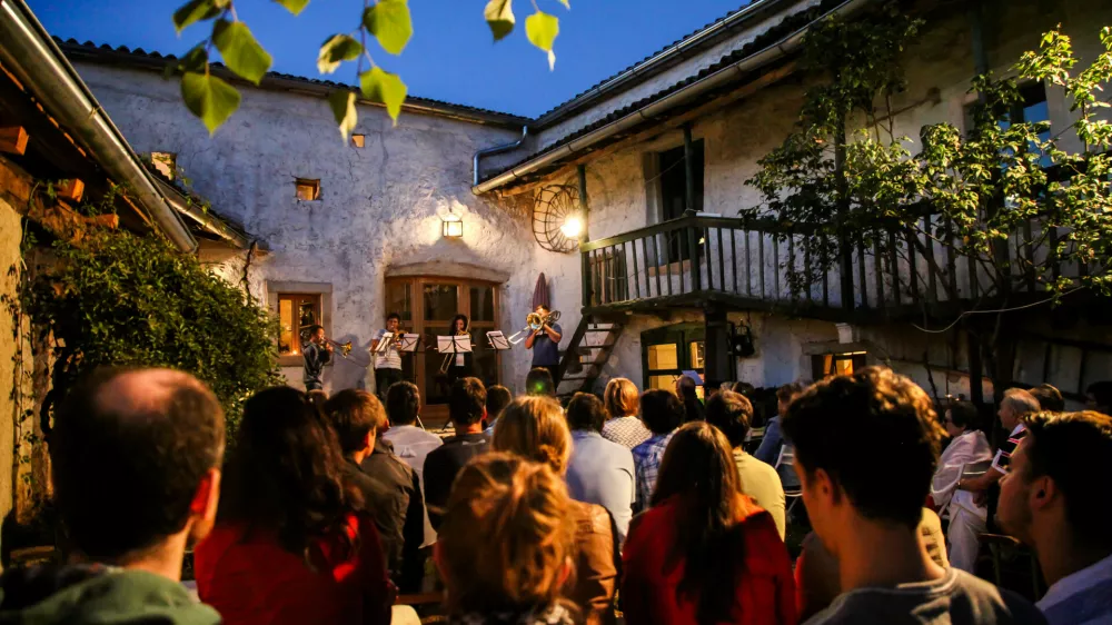 Založni&scaron;tvo kot most, hi&scaron;a na Volčjem Gradu kot prostor jezika