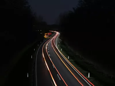 Avtocesta ponoči. Simbolična.