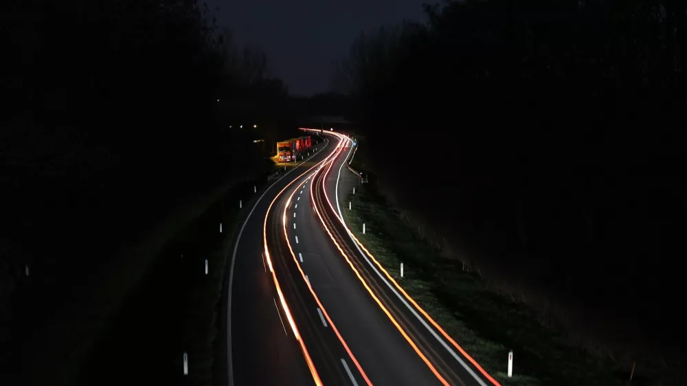 Avtocesta ponoči. Simbolična.