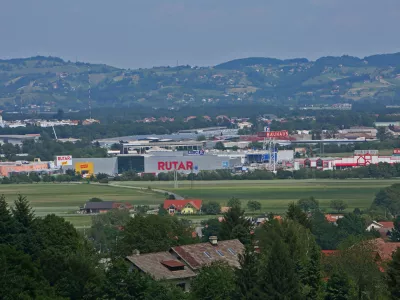 Selitev podjetij v tujino: Bolj kot za resne grožnje gre za pritisk na politične stranke