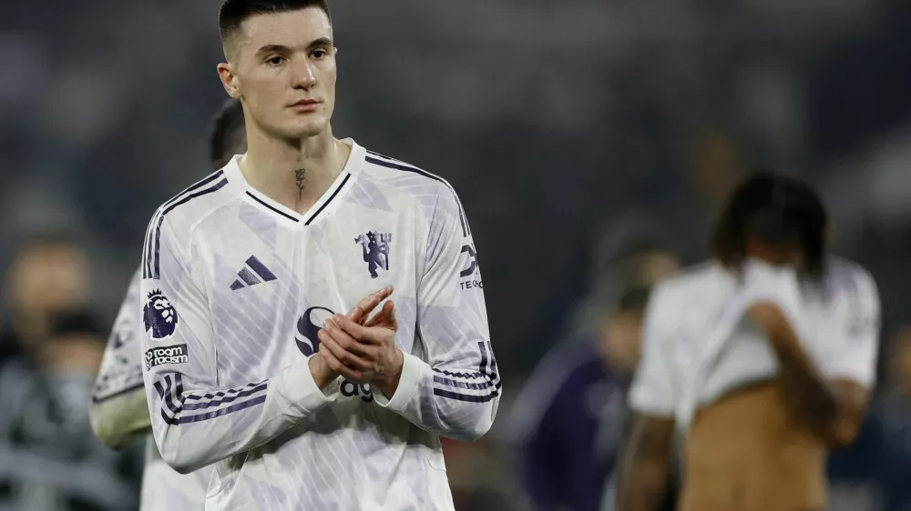 Soccer Football - Premier League - West Ham United v Manchester United - London Stadium, London, Britain - February 10, 2026 Manchester United's Benjamin Sesko applauds fans after the match Action Images via Reuters/Peter Cziborra EDITORIAL USE ONLY. NO USE WITH UNAUTHORIZED AUDIO, VIDEO, DATA, FIXTURE LISTS, CLUB/LEAGUE LOGOS OR 'LIVE' SERVICES. ONLINE IN-MATCH USE LIMITED TO 120 IMAGES, NO VIDEO EMULATION. NO USE IN BETTING, GAMES OR SINGLE CLUB/LEAGUE/PLAYER PUBLICATIONS. PLEASE CONTACT YOUR ACCOUNT REPRESENTATIVE FOR FURTHER DETAILS..
