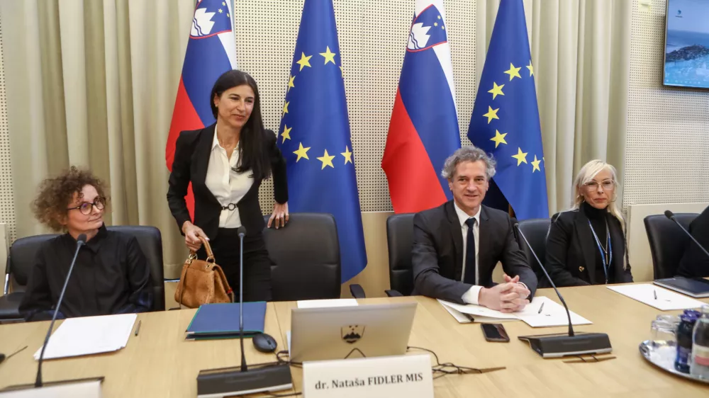 vodja strate&scaron;kega sveta za prehrano dr. Nata&scaron;a Fidler Mis, predsednik vlade Robert Golob- 10.01.2023 - Strate&scaron;ki svet za prehrano &ndash; prva seja pri predsedniku vlade Robertu Golobu &ndash;&nbsp;//FOTO: Luka Cjuha